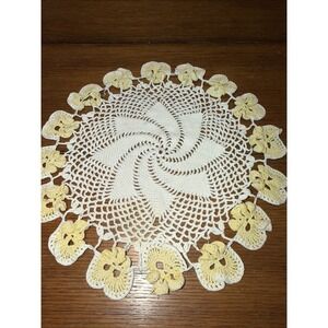 Vtg Hand Crocheted White Spiral Doileyvwith Yellow Pansy Flower Border 13"